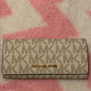 White Micheal Kors Wallet